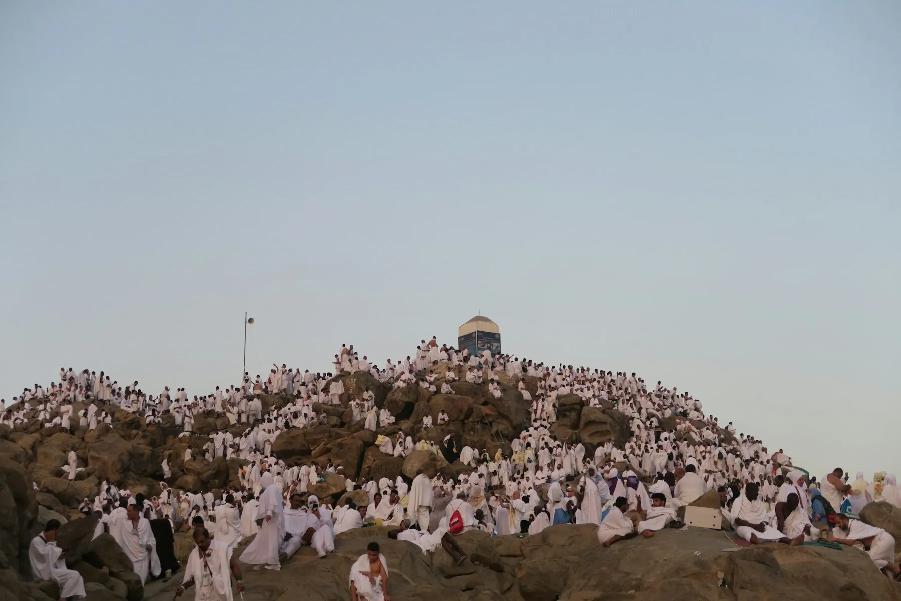 Peregrinos vestidos de blanco cubren el monte de ʿArafah el día 9 de Dhul-Hiyyah.