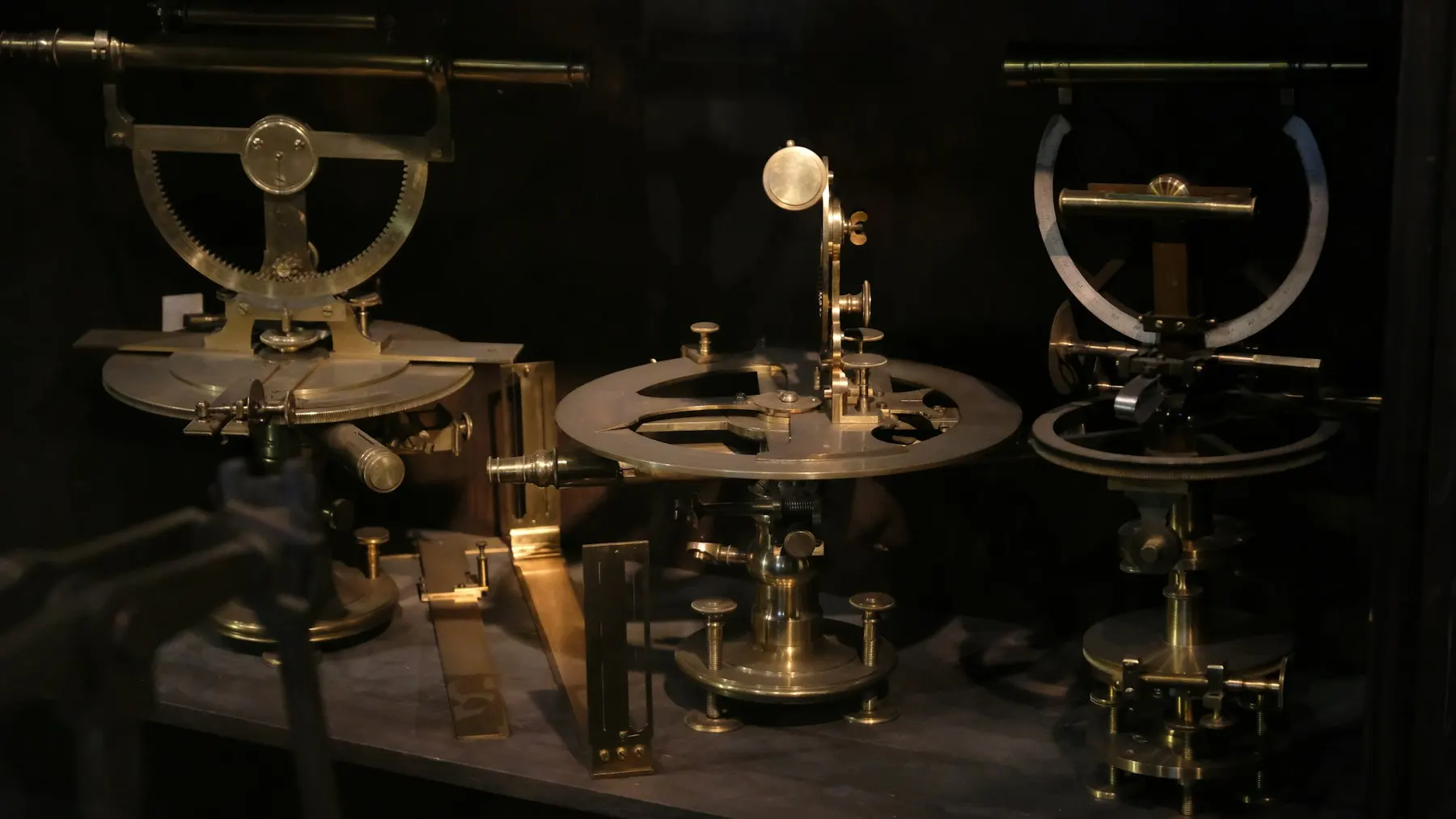 Un astrolabio de bronce sobre un mapa antiguo, iluminado por luz cálida.