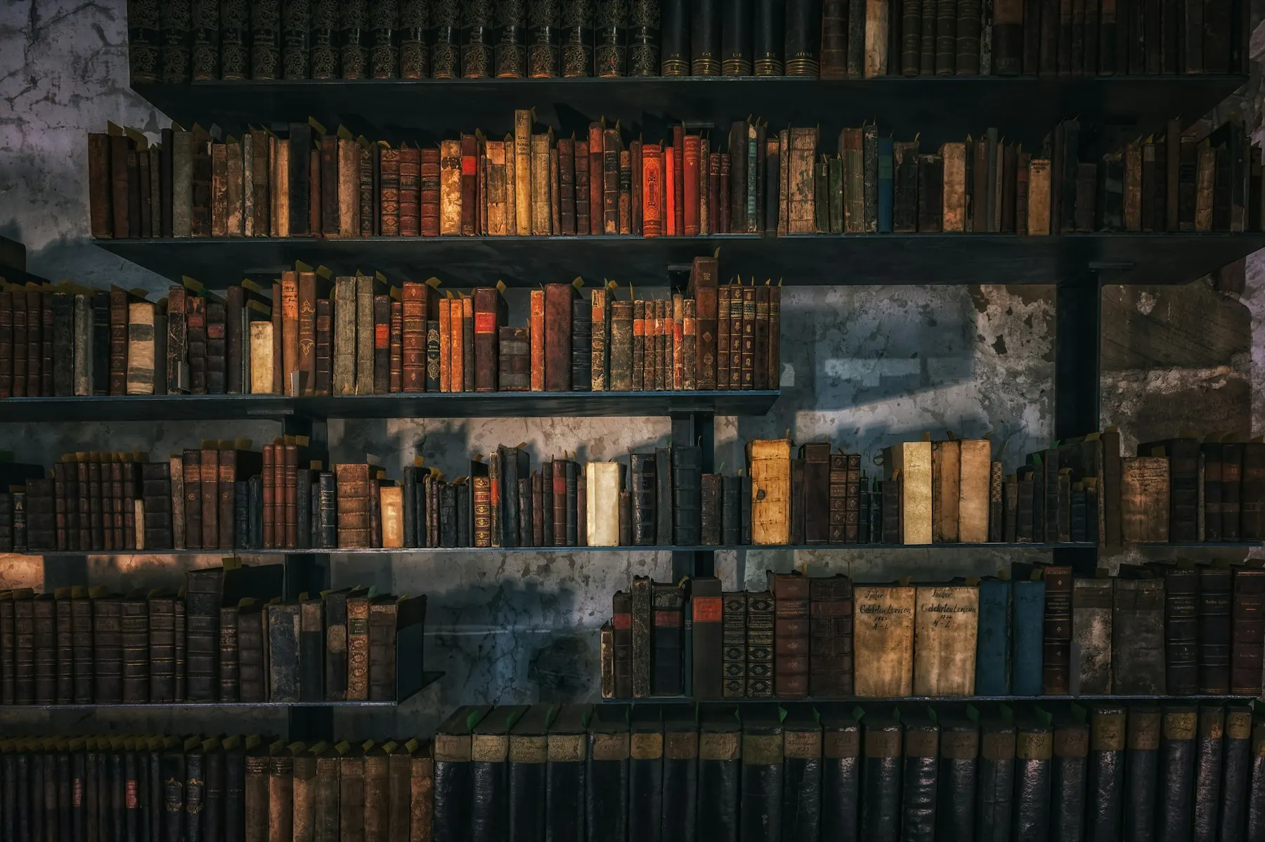 Interior de una antigua biblioteca con estanterías de madera llenas de libros encuadernados.