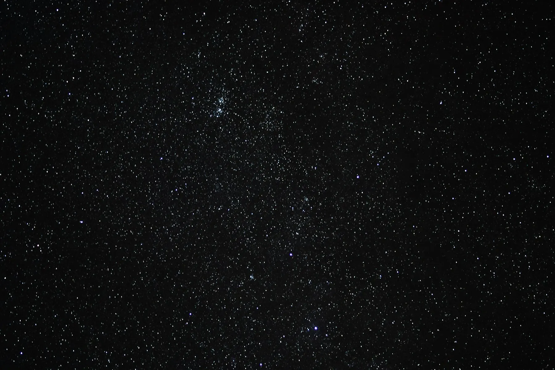 Un cielo nocturno cubierto de estrellas.