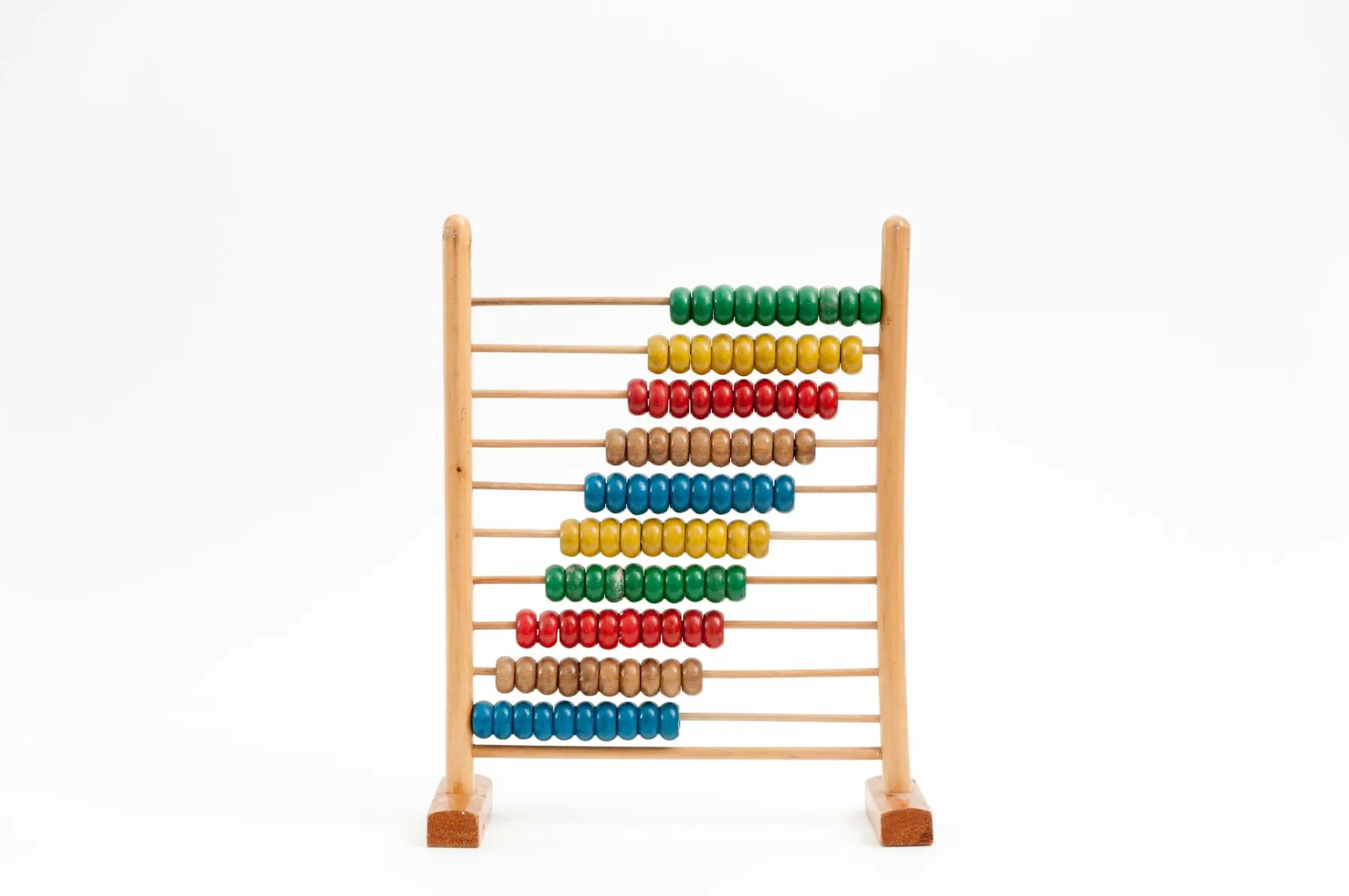 Un ábaco de madera con cuentas de colores sobre una mesa.