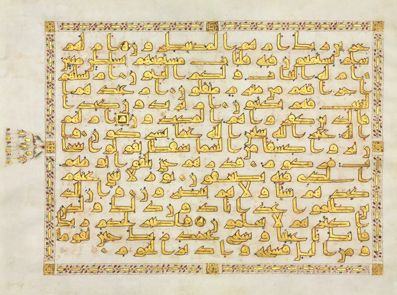 Un manuscrito antiguo del Corán en caligrafía cúfica dorada.