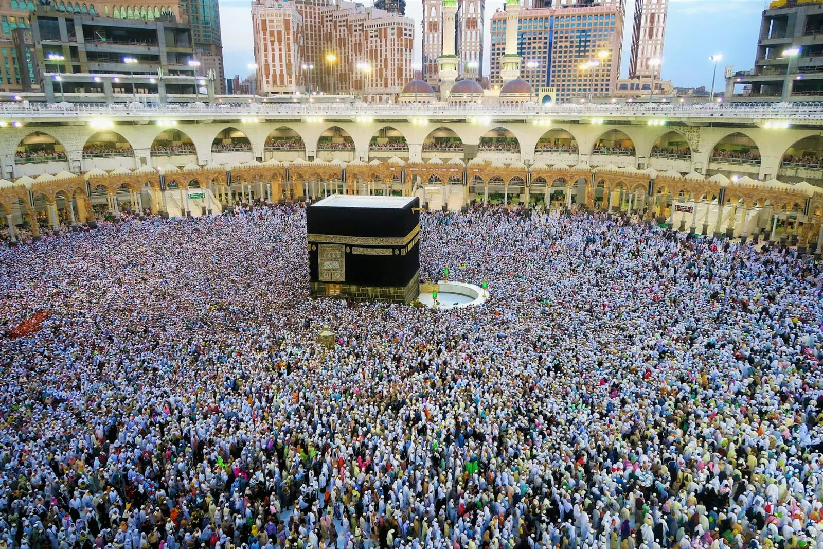 Miles de peregrinos dan vueltas alrededor de la Kaaba en la Mezquita Sagrada de La Meca.